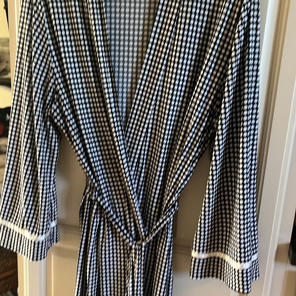 Black and White Checkered Robe - Picture 6 of 6